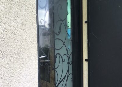 Porte avec vitrail dans la Loire 42